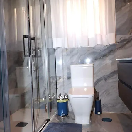 Fantastic 5 Mins Away From The By Easybnb בקתה